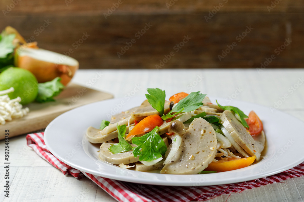Spicy Vietnamese Pork Sausage Salad (Yum Moo Yor) Spicy Vietnamese Pork Sausage Salad (Yum Moo Yor)
