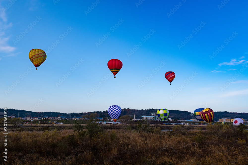 Obraz premium バルーンフェステバルで次々と離陸する熱気球