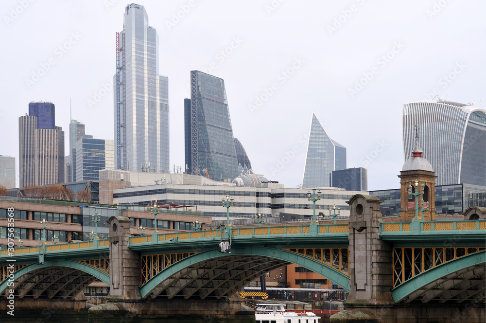 Obraz premium Most Southwark w Londynie z nowoczesną panoramą w tle