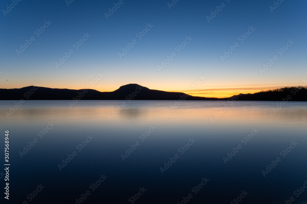早朝の屈斜路湖。湖面に映る夜明けの空。