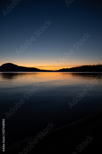 早朝の屈斜路湖。湖面に映る夜明けの空。 © Masa Tsuchiya