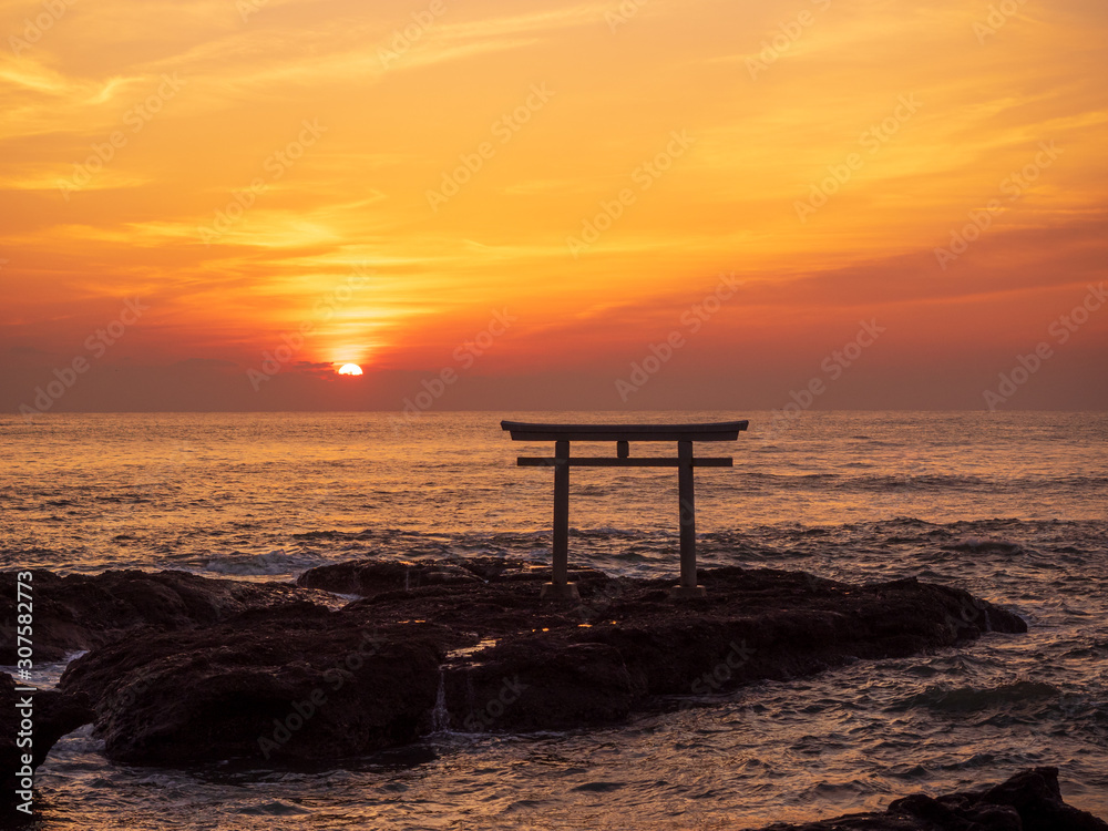 大洗磯前神社　神磯の鳥居　夜明け