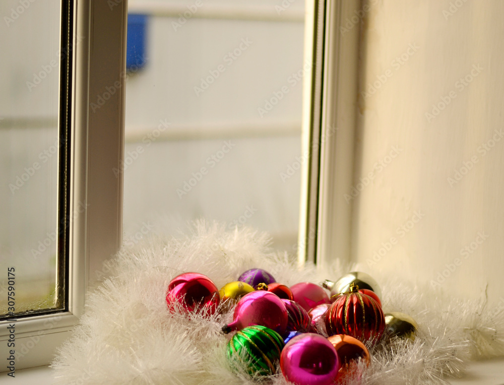 Obraz premium Christmas colorful shiny Cristmas balls with shimmering garland and fluffy decor