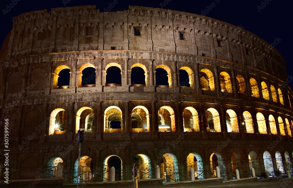 Naklejka premium Colosseo at night. Rome, Italy.