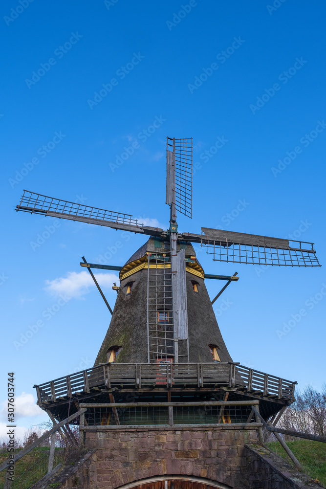 Alte historische Windmühle an einem sonnigen Wintertag im Taunus/Deutschland
