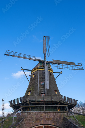 Alte historische Windmühle an einem sonnigen Wintertag im Taunus/Deutschland