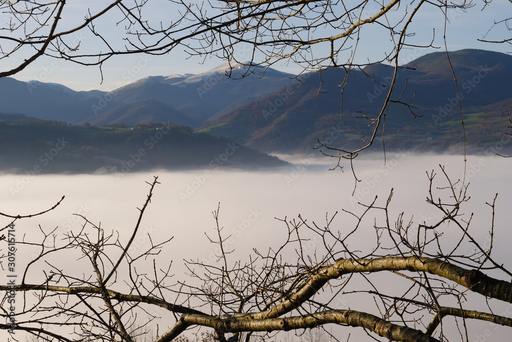 Obraz premium Niebla baja desde una montaña