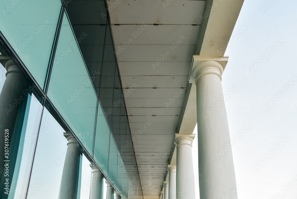 Obraz premium Building with simple classic Romanesque columns of white lines.