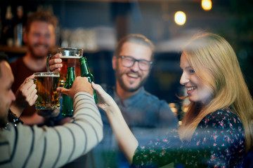 Fotobehang Kroeg Vrienden proosten met bier in kroeg  © chika_milan