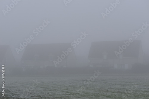 Maisons derrière le brouillard photo