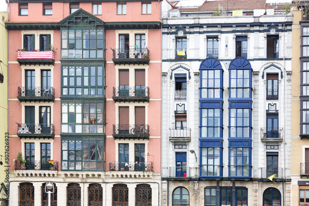 Typische Häuserfassade in Bilbao, Baskenland
