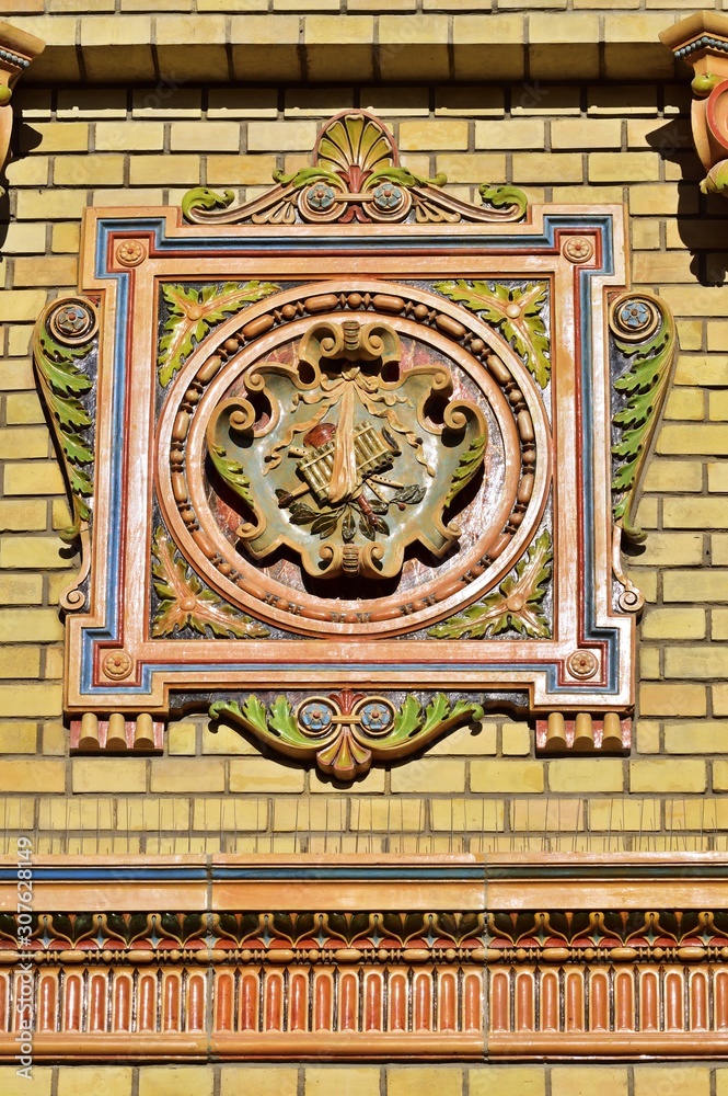 Zsolnay Keramik Details am Olof Palme Haus in Budapest