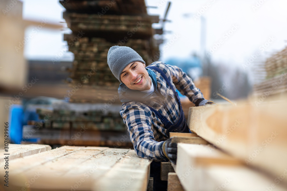 © pikselstock - Young male worker in timber warehouse © pikselstock - Young male worker in timber warehouse