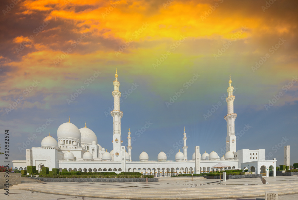 Panoramic view of Skeikh Zayed Mosque at sunset, UAE