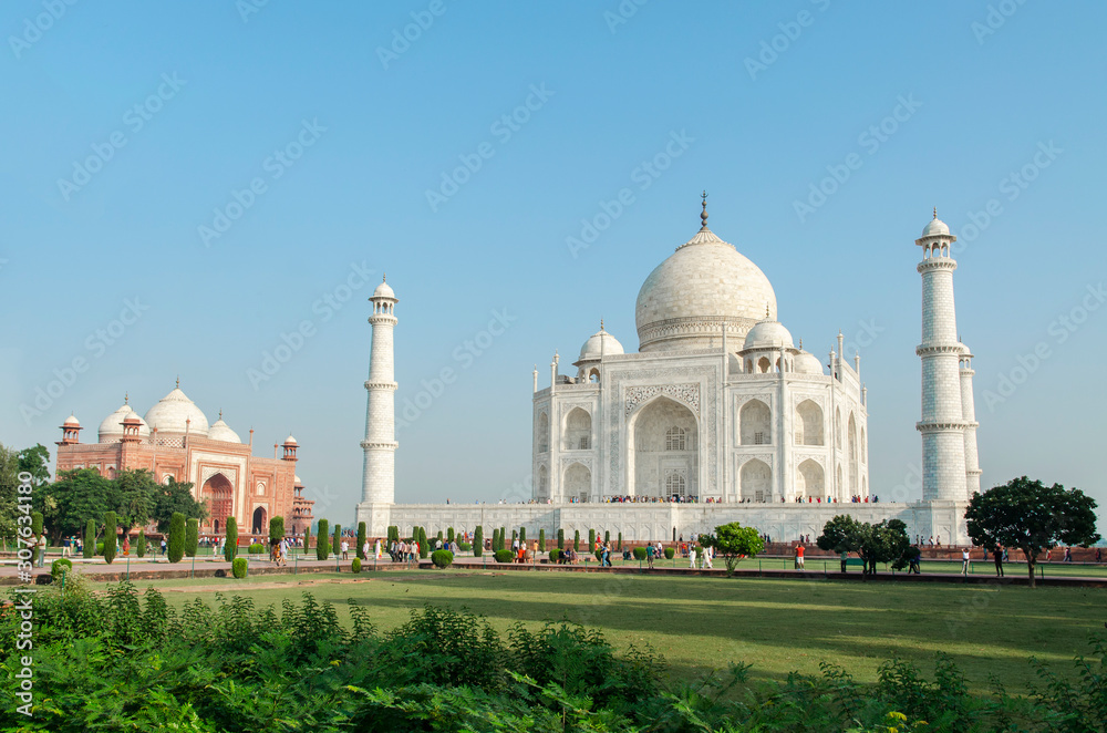 Taj Mahal mausoleum and Kau Ban Mosque on the left (Agra, India)