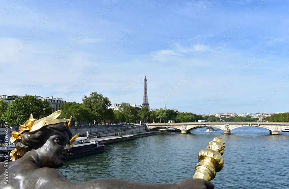 Obraz premium Tour Eiffel from Pont Alexandre III with bronze sculpture detail. Paris, France.