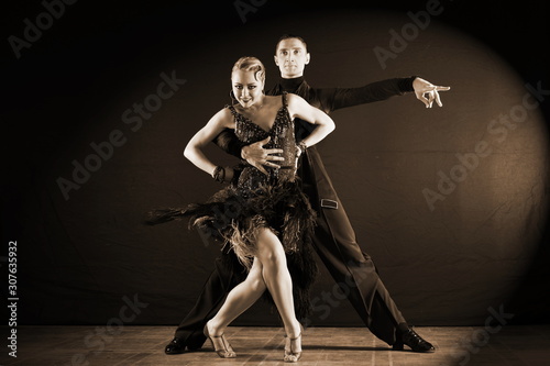 tancerze w sali balowej na białym tle na czarnym tle