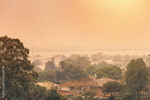 Tablou pe pânză Australian bushfire: Smoke from bushfires covers the sky and glowing sun barely seen through the smoke