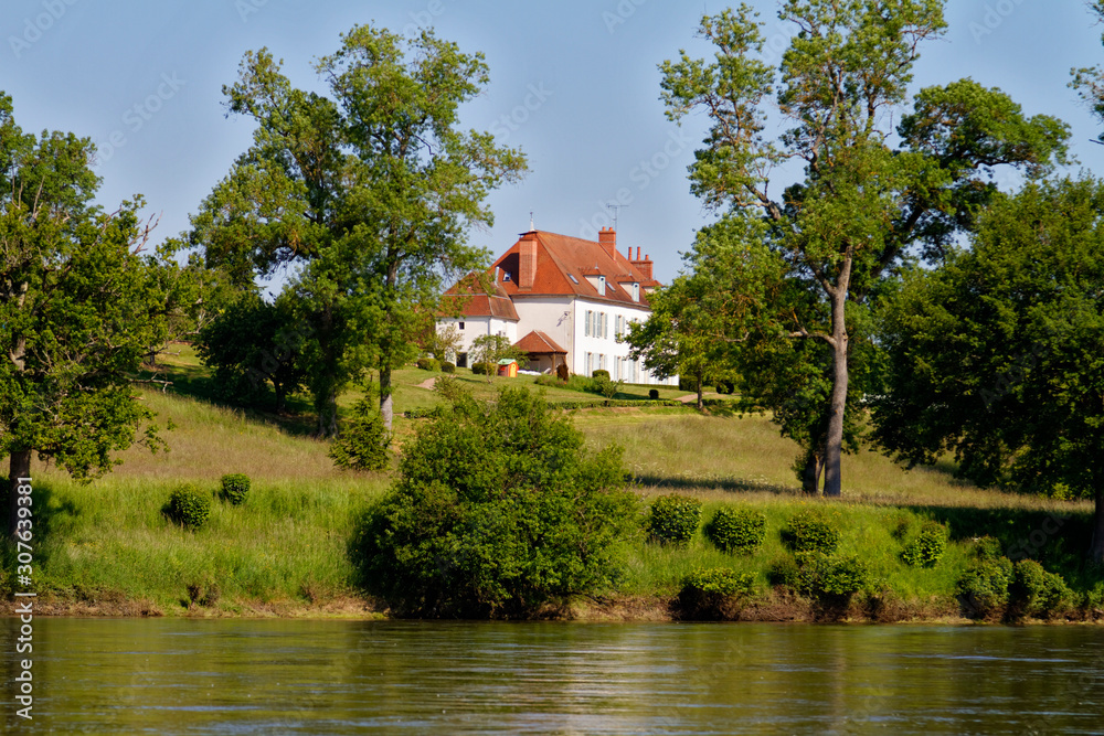 Obraz premium Lone house on the banks of the Allier River in France
