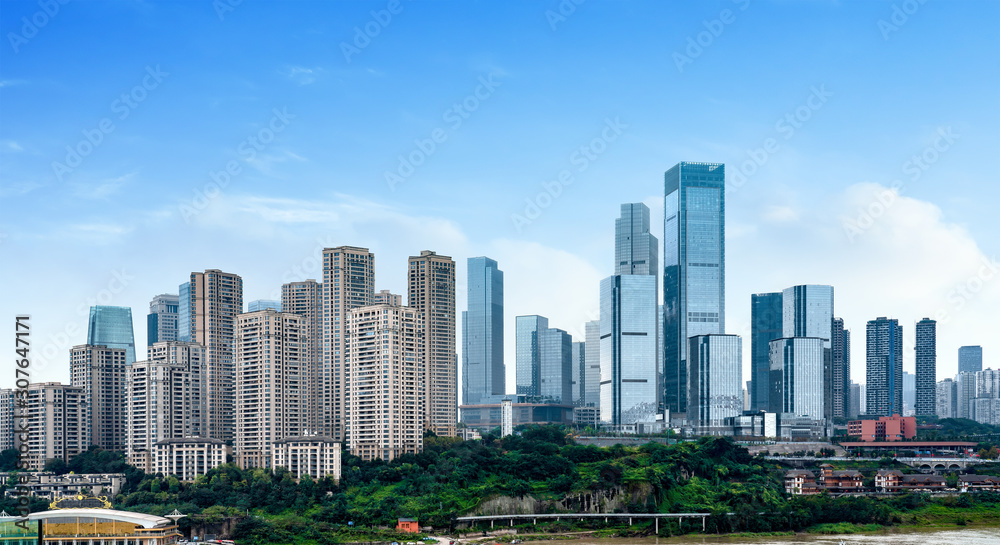 Fototapeta premium Parki i gęste, nowoczesne budynki, Jiangbei New City, Chongqing, Chiny.