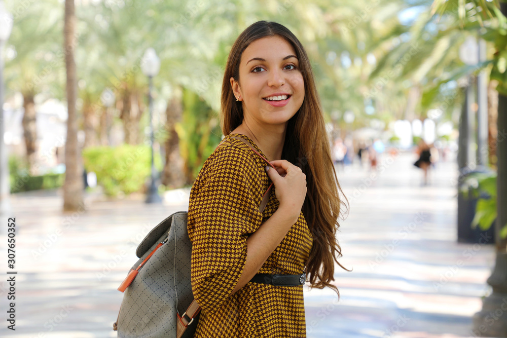 Φωτογραφία Beautiful traveler woman visiting the city of Alicante