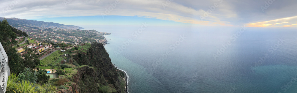 Blick über die Küste von Madeira mit Blick aufs Meer