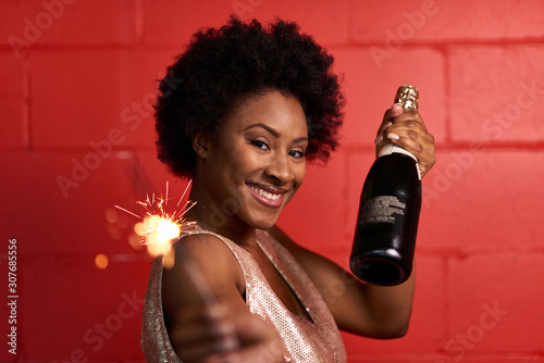 Canvas Print Attractive young african american woman celebrating New year's e