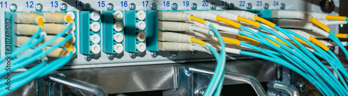 Netzwerk Switch und Netzwerkkabel Lichwellenleiter LWL in einem Rechenzentrum