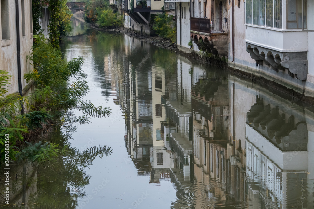 Spiegelung einer Häuserfassade in einem Fluss