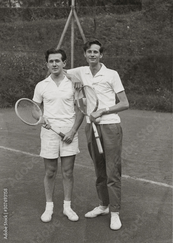 FOTO VINTAGE CON DUE TENNISTI IN POSA photo