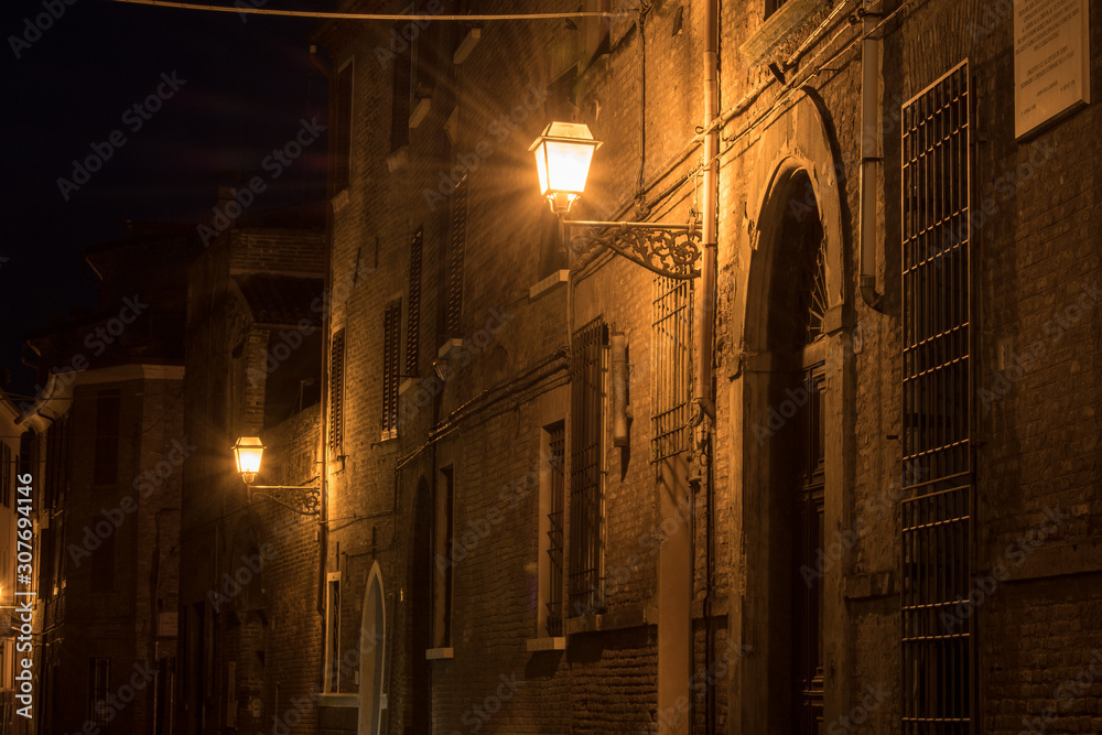 atmosphärische Stimmung in beleuchteter Straße bei Nacht