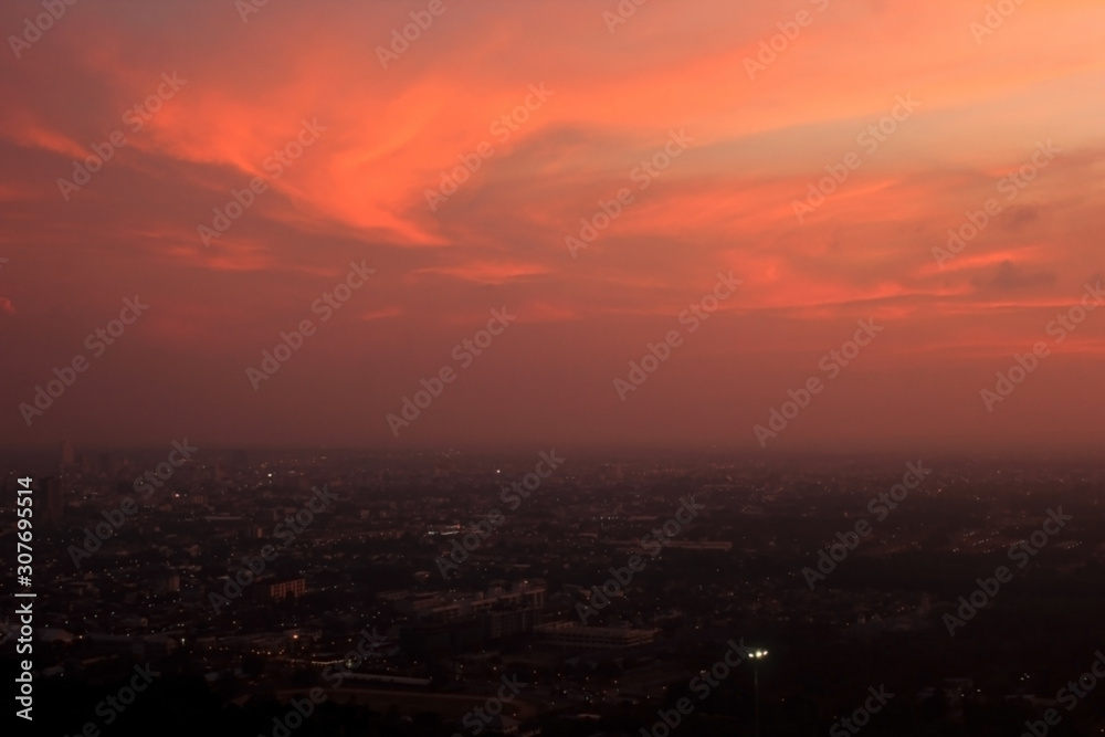 The orange-red sky and the blurry city blurred in the twilight time.
