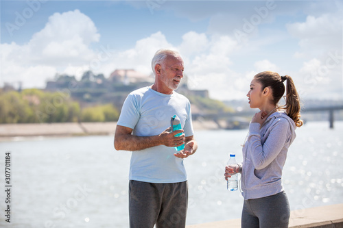 Father and daughter, they recreate on the quay by the river