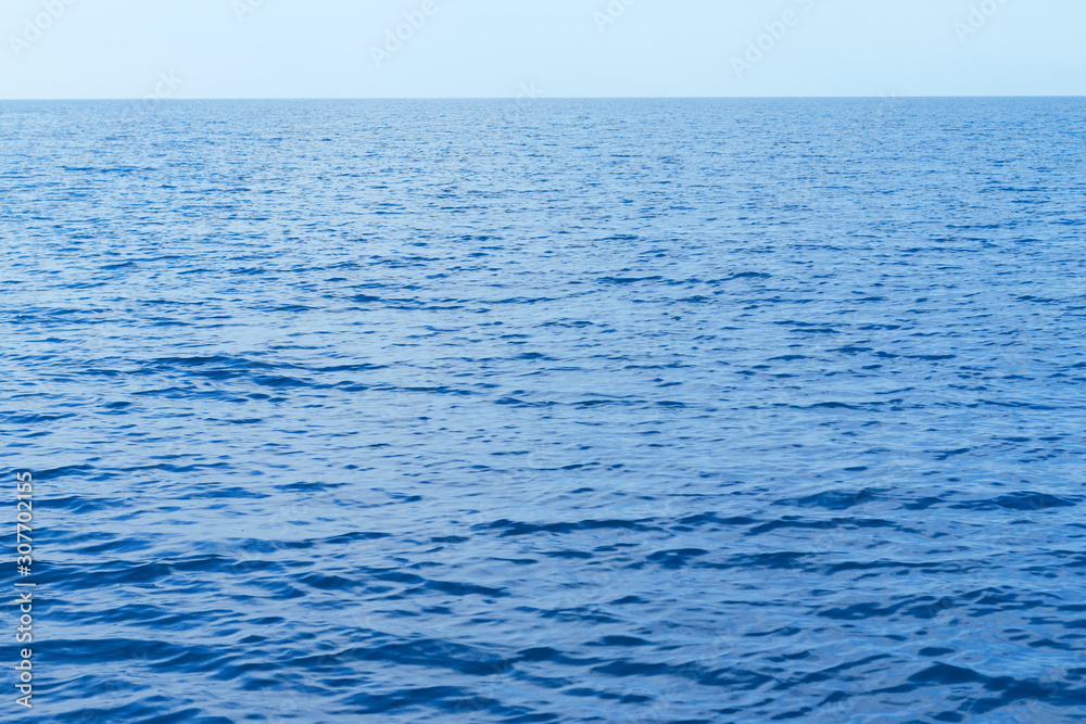 Naklejka premium Blue water and sky wallpaper background, space for text