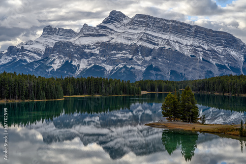 Fototapeta Naklejka Na Ścianę i Meble -  Mount Rundle and Two Jack Lake in the Banff National Park, Alberta