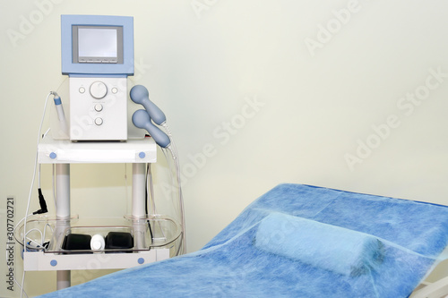 Εκτύπωση καμβά Medical apparatus for physiotherapy in modern clinic