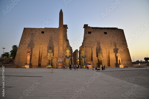 PREMIER PYLÔNE ET STATUES DE RAMSES II TEMPLE DE LOUXOR EGYPTE