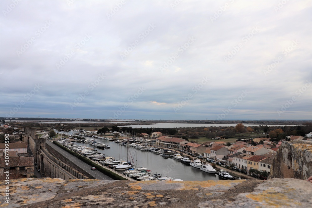 Le port de plaisance du village de Aigues-Mortes vu depuis les remparts - Département du Gard - Languedoc Roussillon - Région Occitanie - France