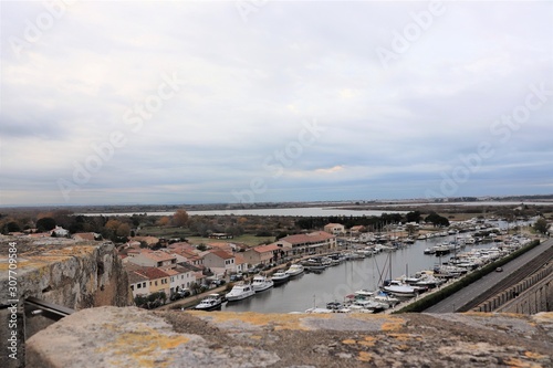 Le port de plaisance du village de Aigues-Mortes vu depuis les remparts - Département du Gard - Languedoc Roussillon - Région Occitanie - France