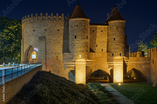 Obraz na płótnie Night view at Old Town with Warsaw Barbican fortress, Poland w salonie
