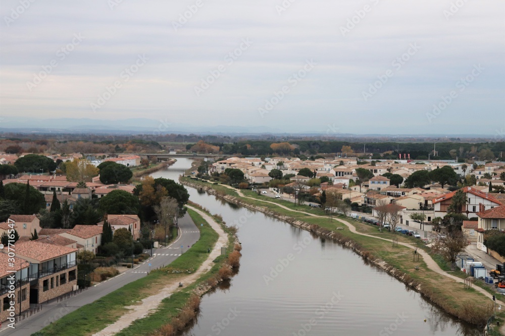 Village de Aigues-Mortes - La ville et ses toîts vus depuis les remparts - Département du Gard - Languedoc Roussillon - Région Occitanie - France