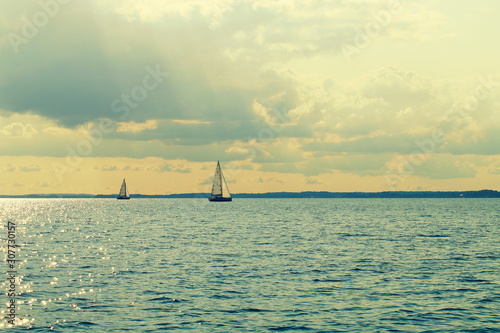 Leuchtendes Meer und Sonnenstrahlen zum Segelboot © Andrea-Linja