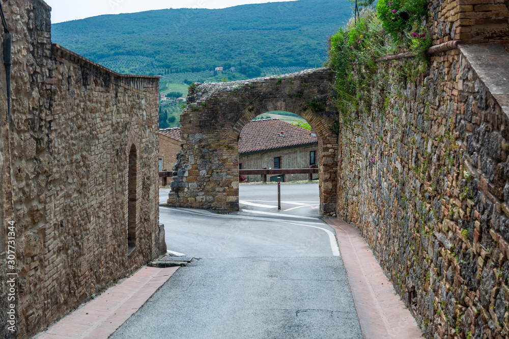Obraz premium Old wall in San Gimignano