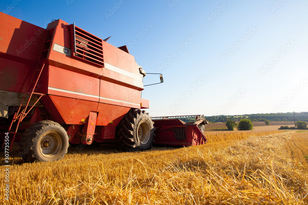Fototapeta premium Moissonneuse dans la campagne Française