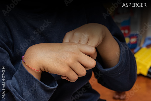 hands of child tightened between them, concept that recalls the syndrome of Asperger