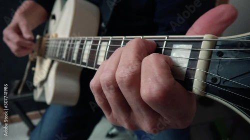 Nahaufnahme von einer Gitarre, auf der Musik gespielt wird photo