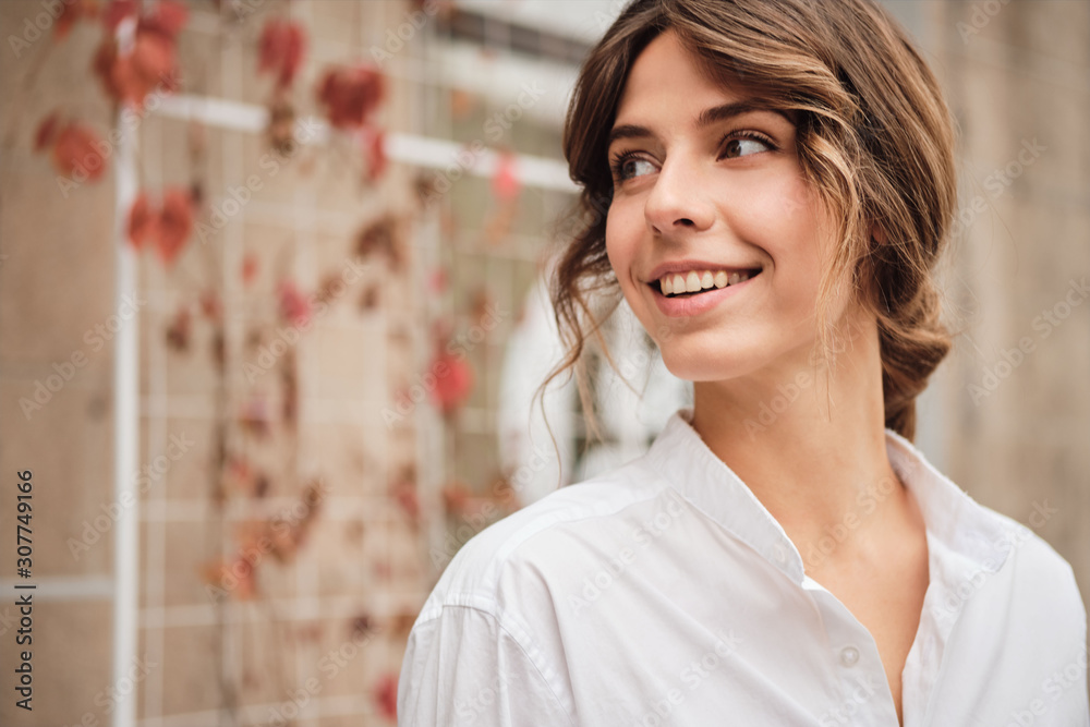 Obraz premium Young attractive stylish woman happily looking away in workshop