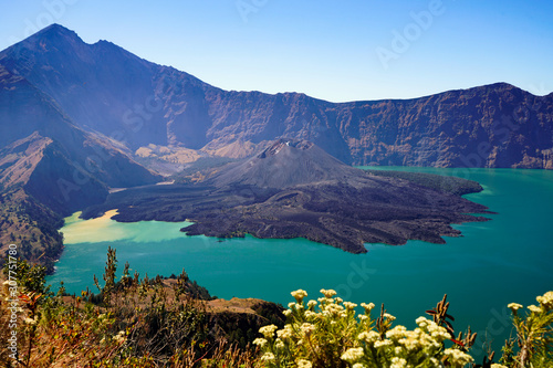 Vue magnifique sur le lac, le cratère et le sommet du volcan Rinjani en Indonesie
