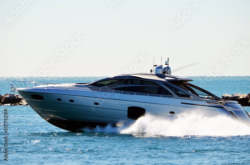 High-end cabin cruiser racing through Government Cut offMiami Beach,Florida © Wimbledon