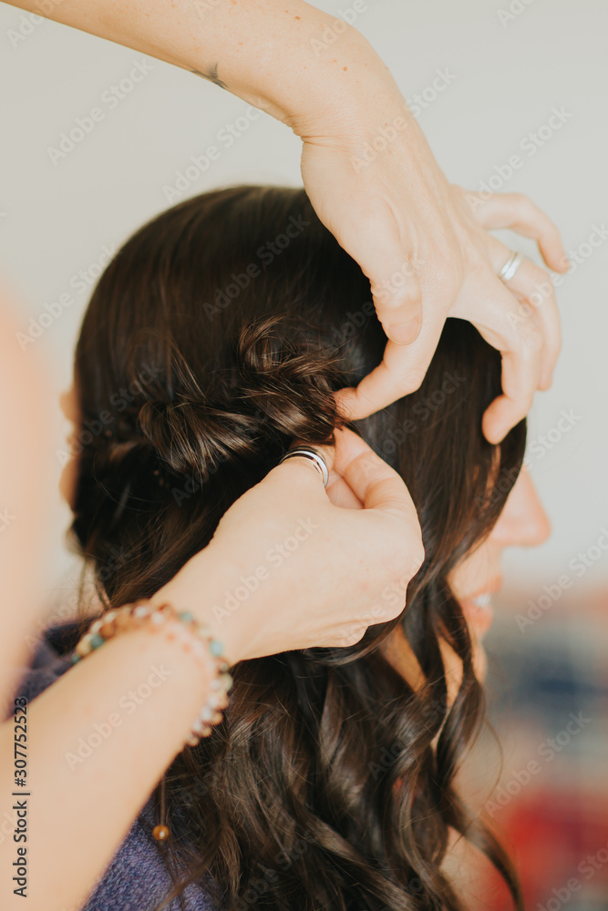 Naklejka premium Femme chez le coiffeur